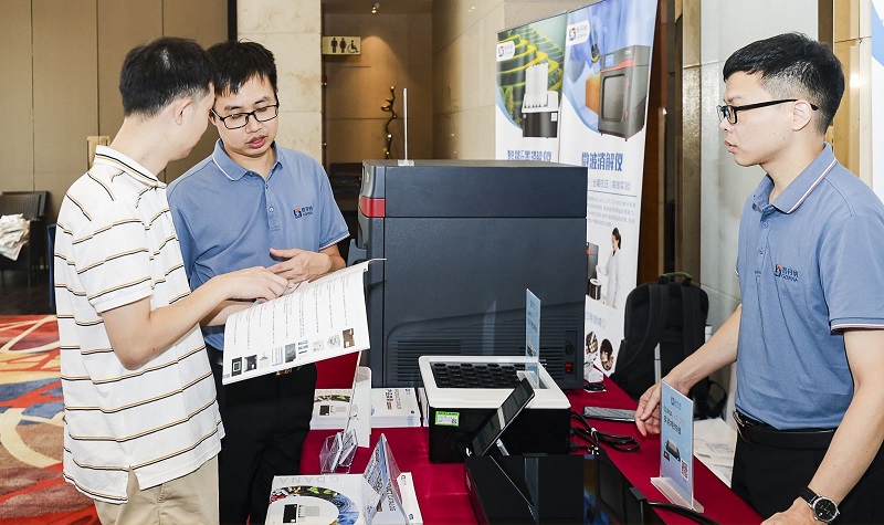 銷(xiāo)售總經(jīng)理為客戶展示商品，耐心答疑解惑