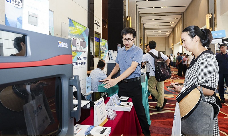 銷(xiāo)售總經(jīng)理為客戶展示商品，耐心答疑解惑