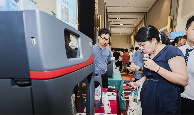 銷(xiāo)售總經(jīng)理為客戶展示商品，耐心答疑解惑